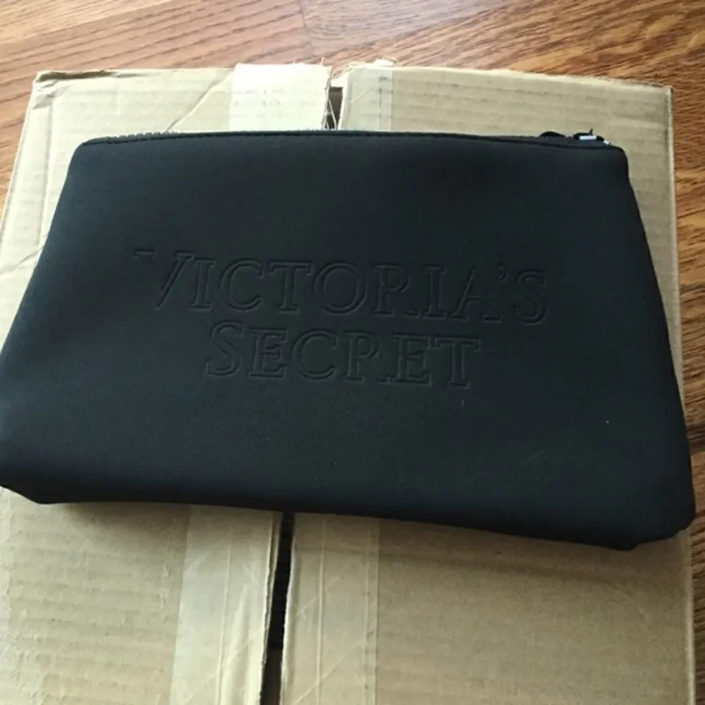 🎉1 hr sale 🎉Victoria secret zipper bag